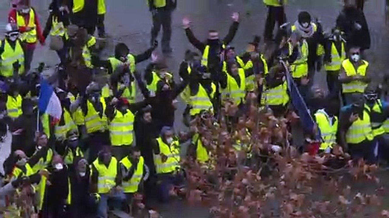 Französische Regierung knickt vor Gelbwesten ein