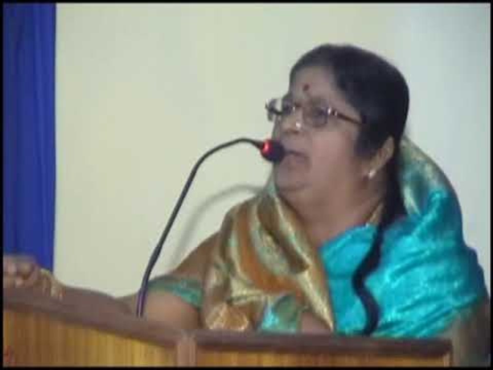 HAADINA KAMALAKKA SINGING INFRONT OF SHRI GANGADHARENDRA SARASWATI SWAMIJI OF SWARNAVALLI MUTT