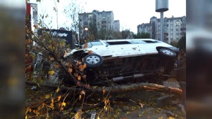 Esenyurt'ta Servis Minibüsü Devrildi (1)