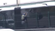 Metrobüse Kaçak Binmek İsterken Tehlike Saçtılar