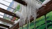 Başkale'de dondurucu soğuklar çatılarda buz sarkıtları oluşturdu