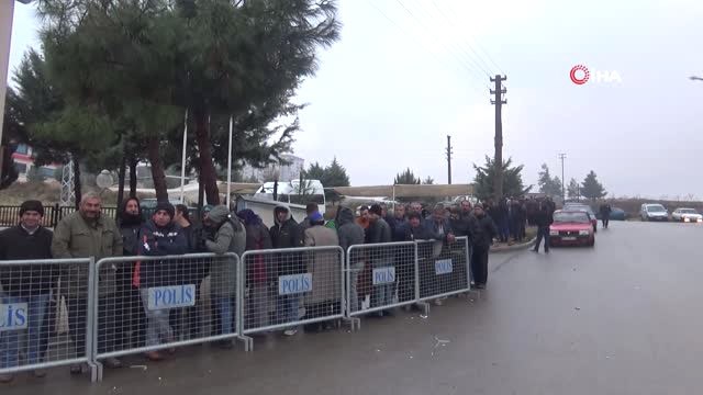 6 Aylık İş İçin Geceden Kuyruğa Girip, Kayıt Yaptırmak İçin Saatlerce Beklediler