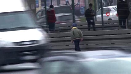 Metrobüse Kaçak Binmek İsteyen Çocuklar E-5'te Tehlike Saçtı...o Anlar Kamerada