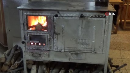 Erzincan'da Soğuk Kış Günlerinde Sobada Patates Keyfi