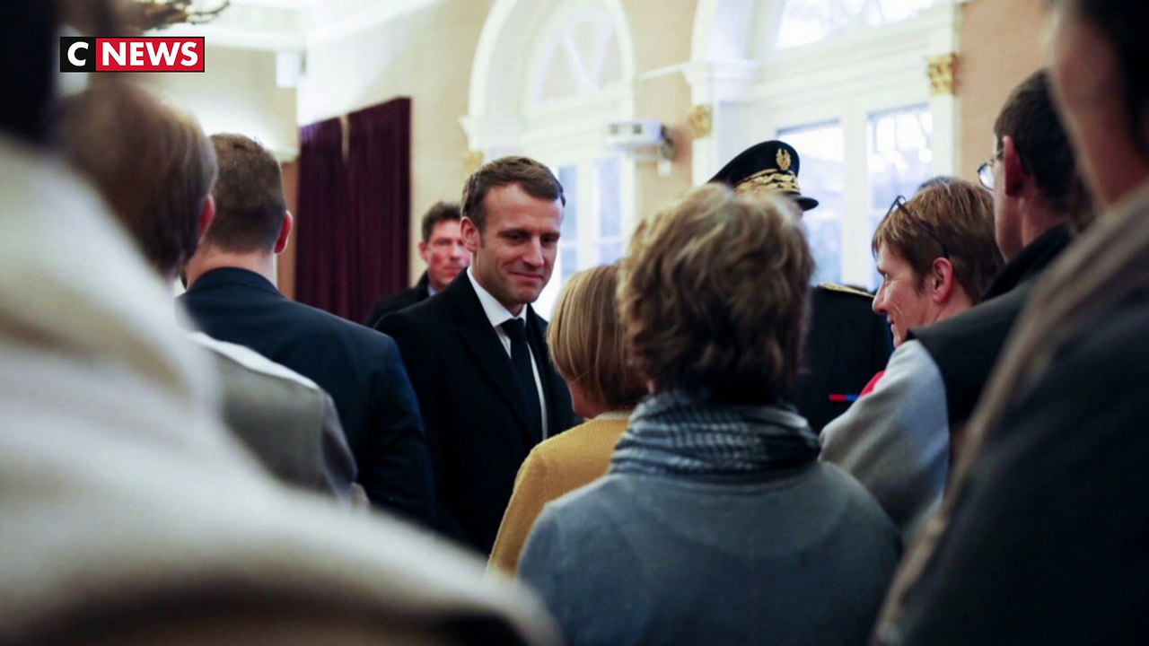 Emmanuel Macron hué pendant sa visite au Puy-en-Velay