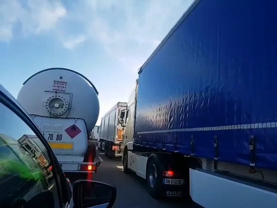 Gilets jaunes : des dizaines de camions bloqués sur la N568 qui relie Port-de-Bouc à Fos-sur-Mer