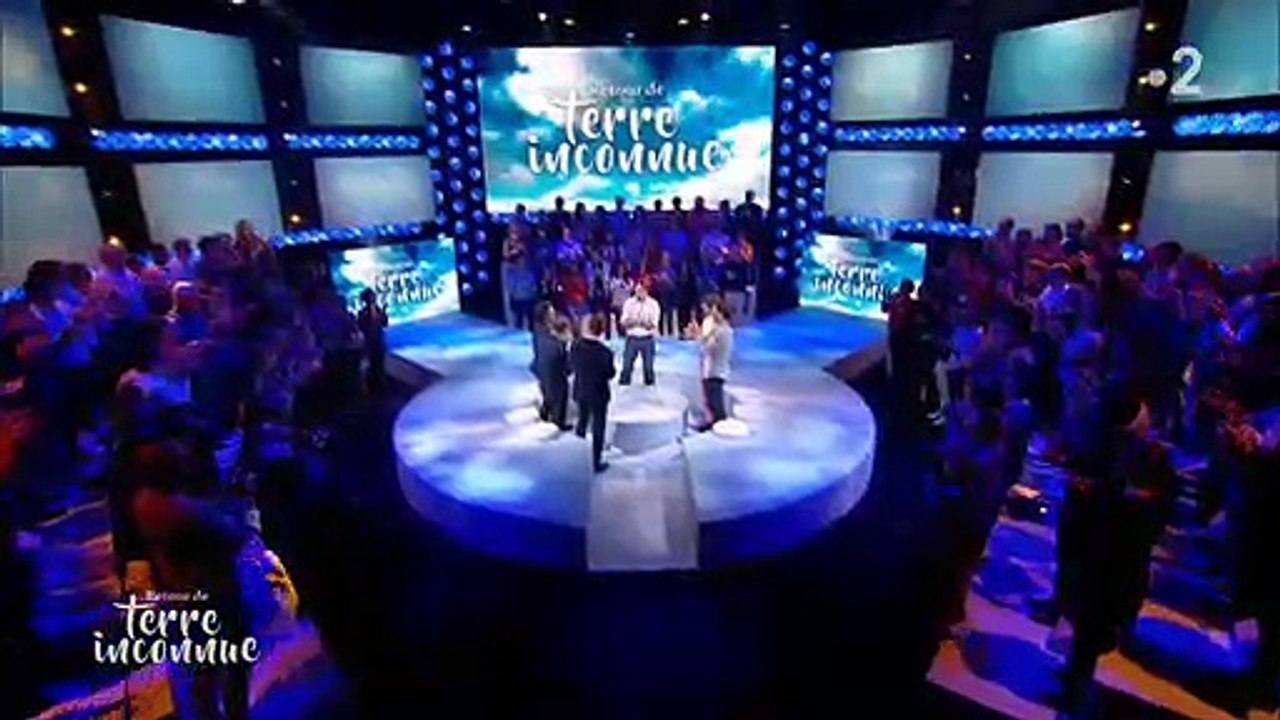 Les larmes aux yeux, Frédéric Lopez fait ses adieux à l'émission "Rendez-vous en terre inconnue" sur France 2