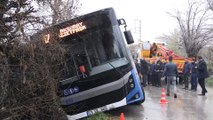 Halk otobüsü kanala düştü: 1 yaralı - ELAZIĞ