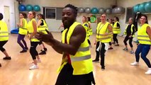 Déjà un million de vues pour ce prof en gilet jaune qui donne un cours de danse à ses élèves