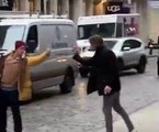 Deux personnes se querellent dans la rue à force de doigt d'honneur