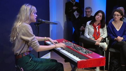 Angèle chante en live "Tout oublier" sur Europe 1