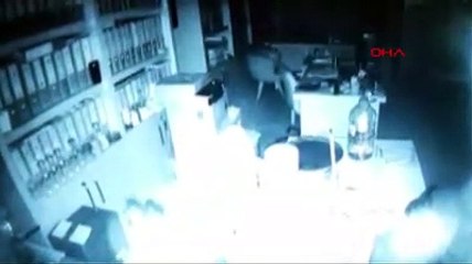İşten çıkarıldığı otelin kasasını çaldı