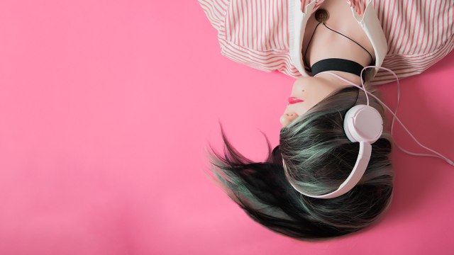 Sleeping with Headphone: रात को सोते समय ईयरफोन लगाकर म्‍यूजिक सुनना है बहुत खतरनाक | Boldsky