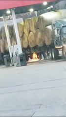 Souder sous une remorque de foin dans une station-service