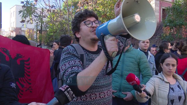 Studentët qëllojnë me vezë e lapsa drejt Ministrisë së Arsimit - News, Lajme - Vizion Plus