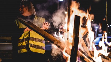 'Gilets jaunes': protests continue in France despite government's fuel tax climbdown