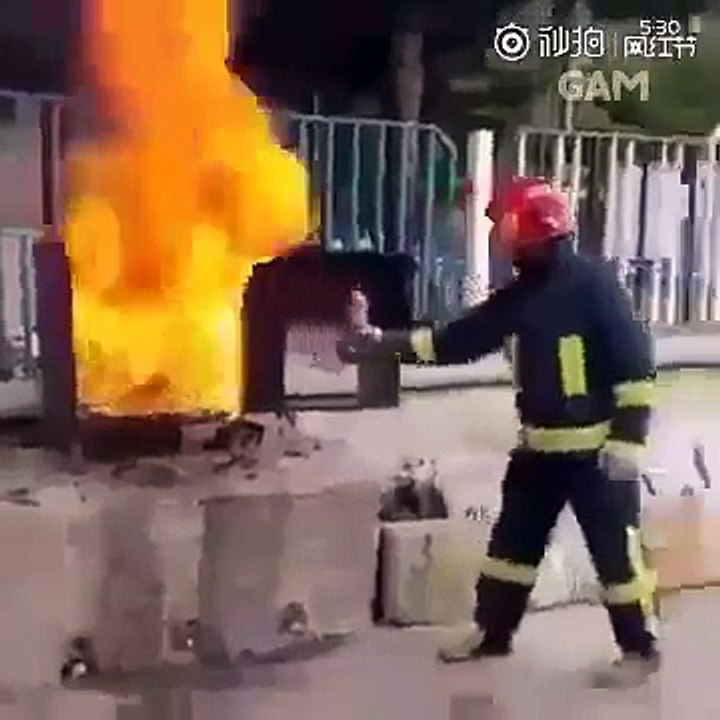 Ce pompier éteint un feu avec une bouteille de coca...