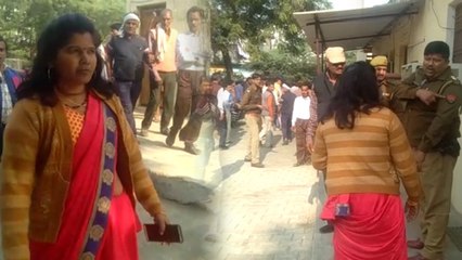 ऐसा क्या हुआ कि महिला ने चौकी के अंदर ही मचाया तांडव, तोड़ डाली मेज-कुर्सी, वीडियो