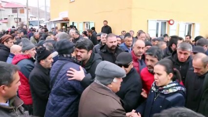 Kaza yapan minibüsten kurtulan çocuklar babalarını son yolculuğuna uğurladı