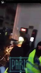 Des casseurs attaquent un distributeur de billets avec une disqueuse à Paris