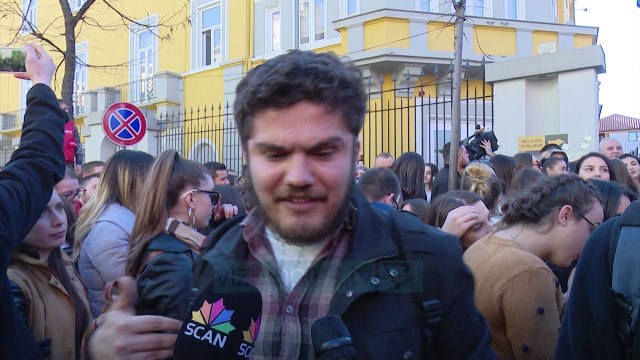 Studentët qëllojnë me vezë e lapsa drejt Ministrisë së Arsimit - News, Lajme - Vizion Plus