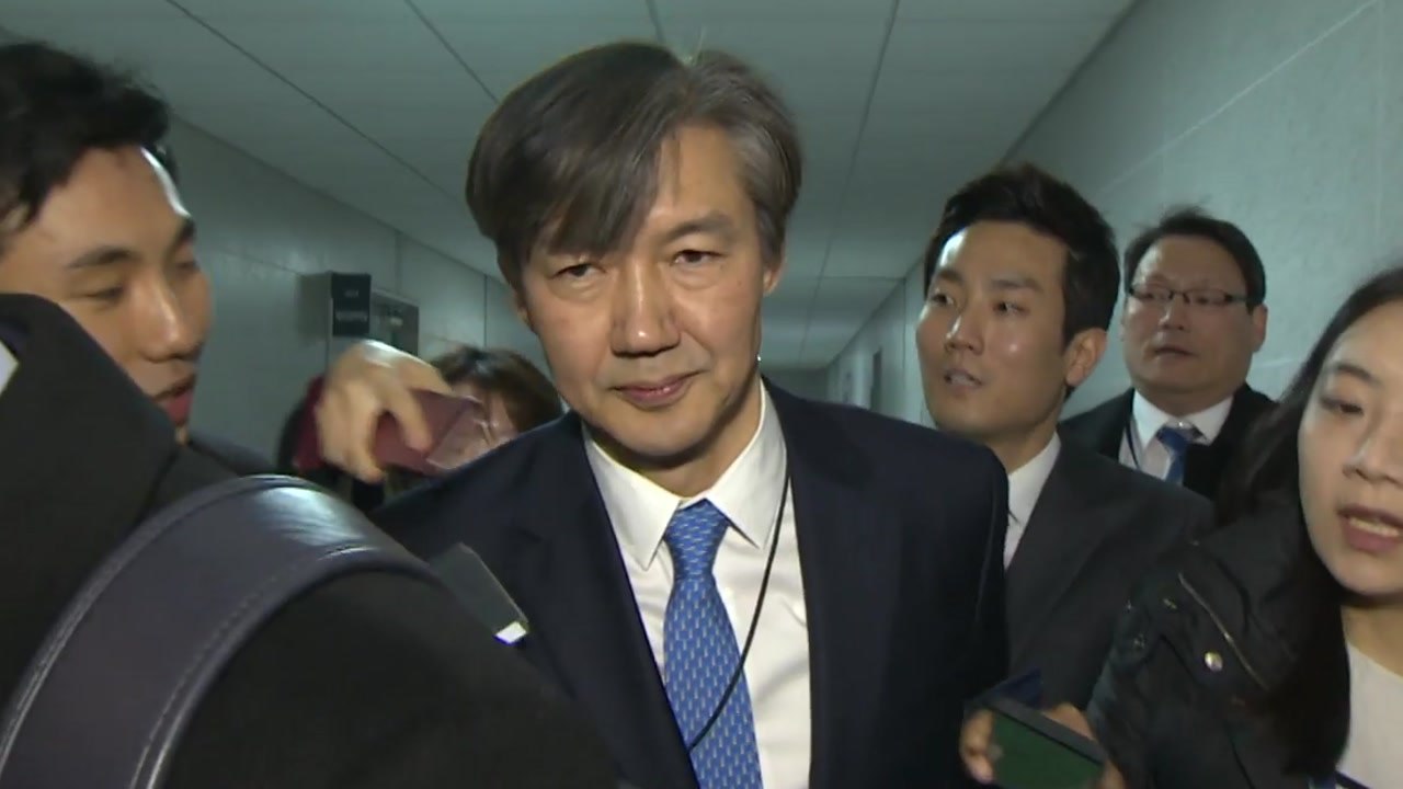 문재인 대통령, 경질론 일축..."조국 재신임" / YTN
