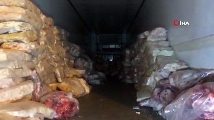 Erzincan’da polisin yol kontrolü uygulamasında bir tırın dorsesinde 700 kilogram eroin ele geçirildi.