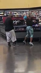 Il filme sa femme en train de danser dans un magasin... gênant