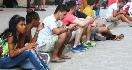 Kübalılar Yıllar Sonra Cep Telefonlarından İnternete Erişebilecek