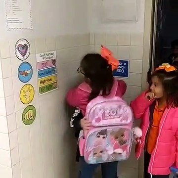 Des élèves font un câlin à camarade