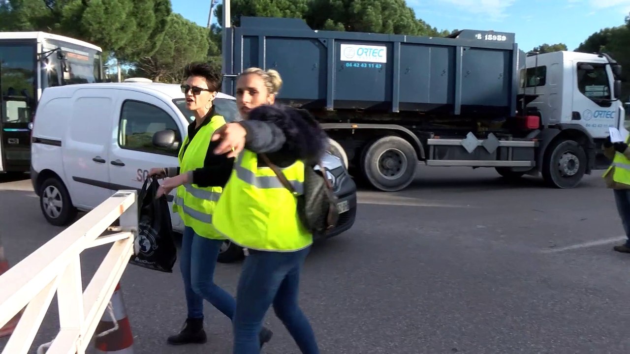 Les "gilets jaunes" bloquent les routiers de Lavéra mais leur distribuent le café
