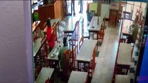 Câmera flagra furto de celular em restaurante no Centro