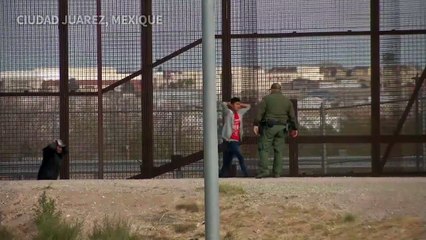 Download Video: Mexique: des migrants se rendent aux autorités américaines