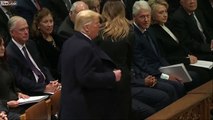 La tête de Bill Clinton devant Donald Trump aux obsèques de George Bush Senior !