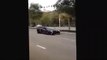 Un habitant du quartier éclate une Lamborghini à coup de pierre pour se venger d'un chauffard