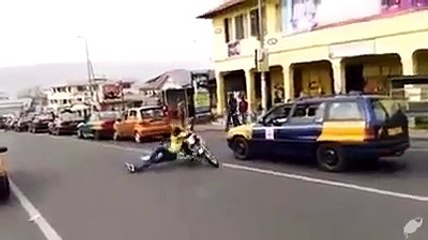 Il fait ce qu'il veut avec sa moto... Incroyable