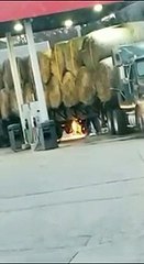 Il utilise un chalumeau sous une remorque de foin dans une station-service... Pas très intelligent