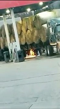 Il utilise un chalumeau sous une remorque de foin dans une station-service... Pas très intelligent