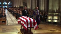 George W. Bush chora ao lembrar do pai