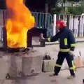 Éteindre un feu avec du coca c’est possible, mais pas recommandé par les pompiers.