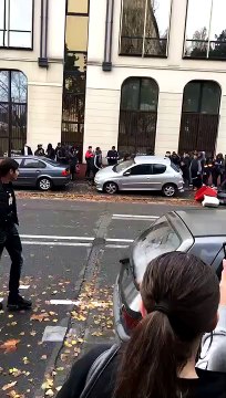 Des lycéens retournent trois voitures stationnées dans une rue à Orléans