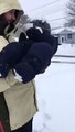 Un père jette son bébé dans 50cm de neige et va le regretter !