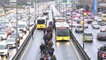 Metrobüs Arızası Uzun Kuyruklara Neden Oldu