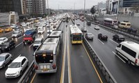 Metrobüs arızası uzun kuyruklara neden oldu