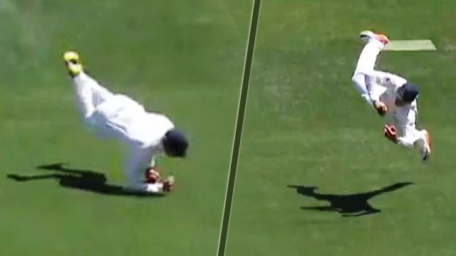 India VS Australia 1st Test: Usman Khawaja takes Superman Catch of Virat Kohli| वनइंडिया हिंदी