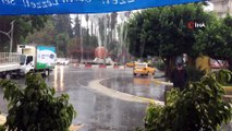 Mersin'de sağanak yağış etkisini hissettiriyor