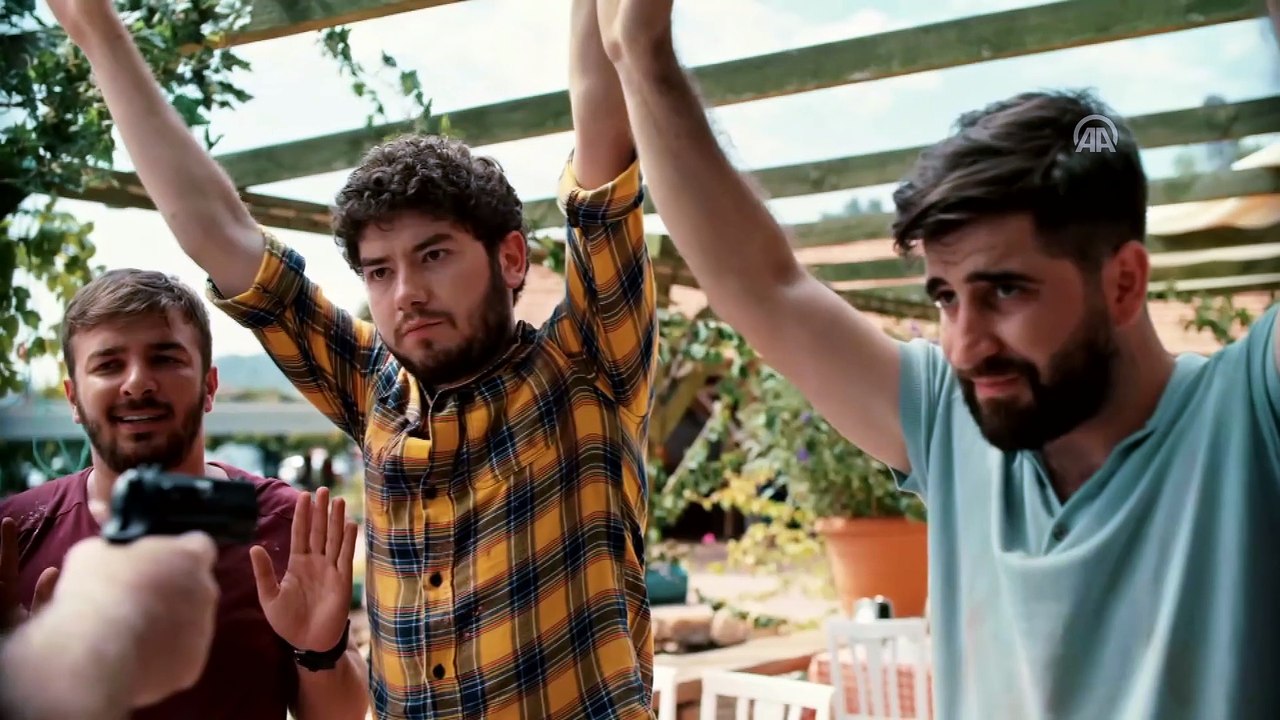 Kafalar Karışık Filminin fragmanını izle