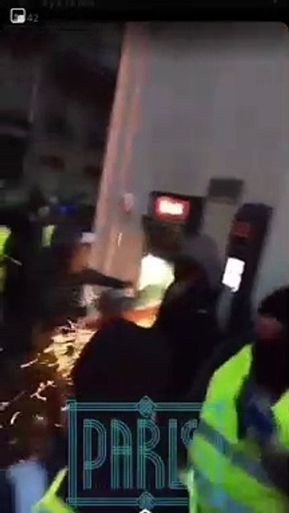 Des casseurs attaquent un distributeur de billets avec une disqueuse