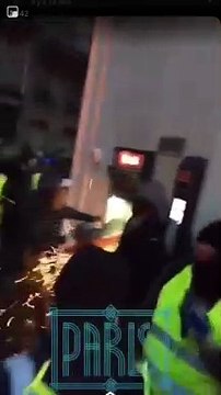 Des casseurs attaquent un distributeur de billets avec une disqueuse