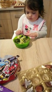 Une fillette préfère les brocolis